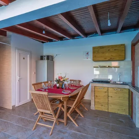 Three-bedroom In 公寓