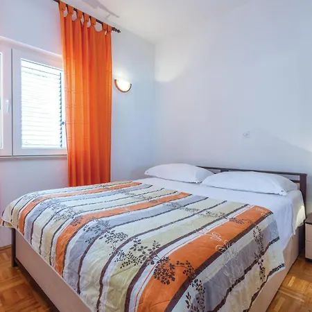 Three-bedroom In 公寓