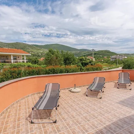 Three-bedroom In Appartamento Plano
